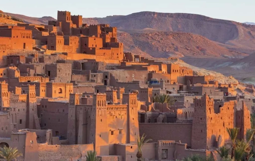 The historic Ait Ben Haddou kasbah glowing in the sunset, a highlight of a 5 days desert tour from fse to marrakech with the To Marrakech Desert Tours team.